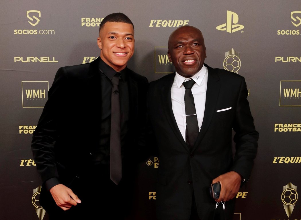 Útočník PSG Kylian Mbappé se svým otcem na vyhlášení Zlatého míče.