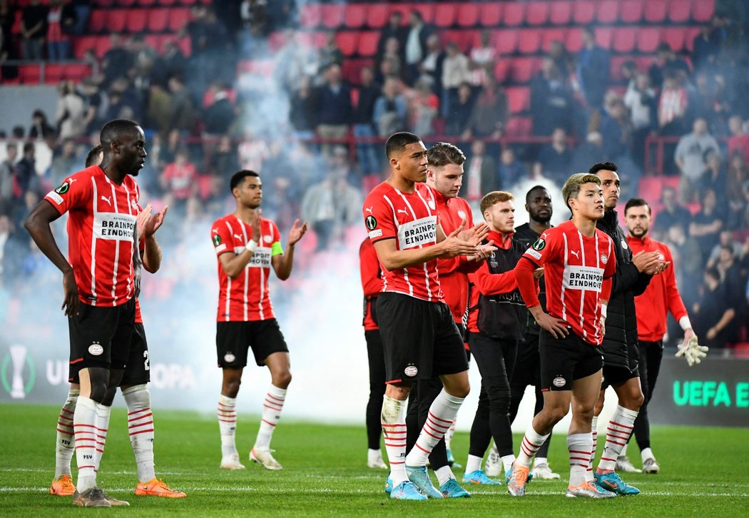 Zklamaní hráči PSV děkují fanouškům po prohře 1:2 s Leicesterem