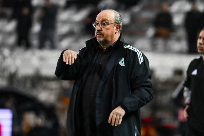 Soupeř Plzně: legendární trenér pod tlakem, řeší až 16 absencí. Varoval před českou obranou Soupeř Plzně: legendární trenér pod tlakem, řeší až 16 absencí. Varoval před českou obranou