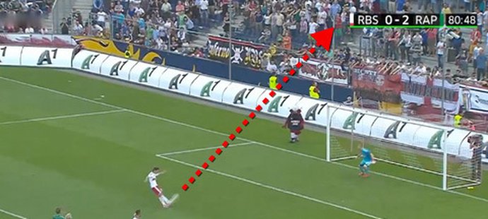Španělský útočník Jonathan Soriano v utkání rakouské ligy trestuhodně zahodil penaltu