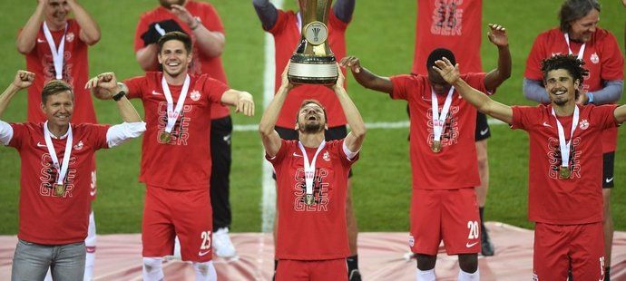 Hráči Salcburku oslavují s rozestupy zisk Rakouského poháru.
