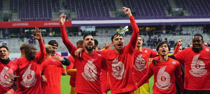 Fotbalisté Salcburku se radují ze zisku šestého rakouského titulu