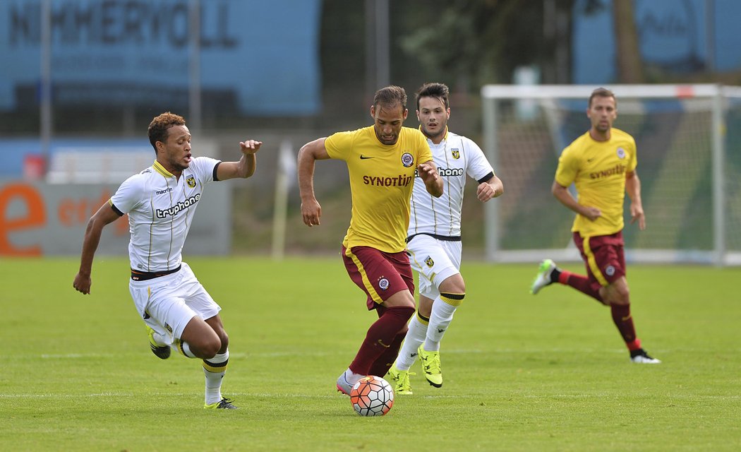 Marco Paixao uniká obráncům Vitesse.