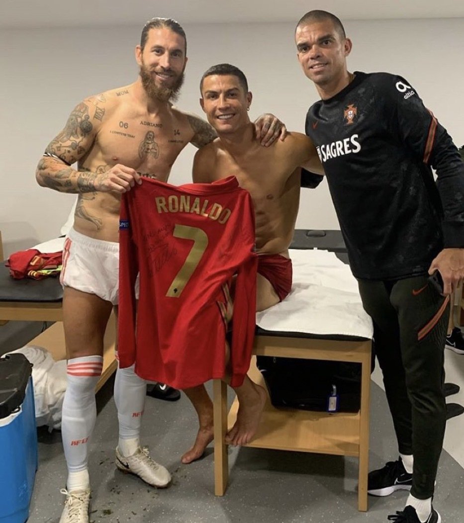 Legendární trojice spolu. Sergio Ramos, Cristiano Ronaldo a Pepe pózují po reprezentačním utkání Portugalska se Španělskem