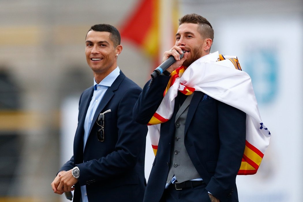 Cristiano Ronaldo a Sergio Ramos slaví jednu z trofejí Realu