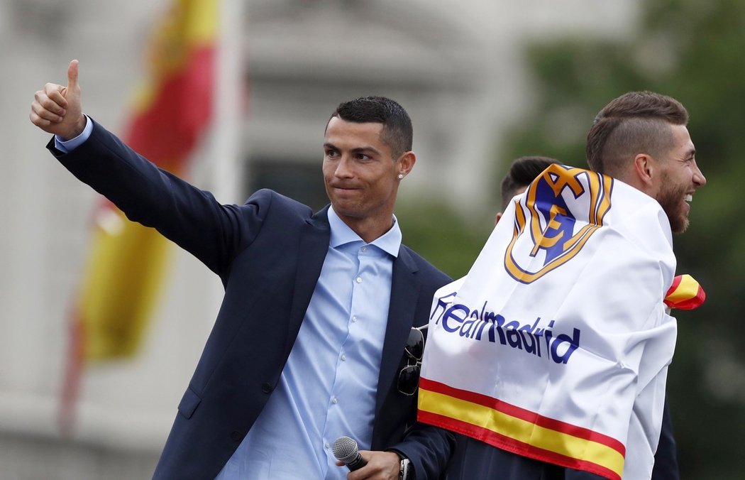 Cristiano Ronaldo a Sergio Ramos slaví jednu z trofejí Realu