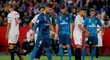 Sergio Ramos opouští trávník po utkání Realu se Sevillou, ve kterém si dal vlastní gól a neproměnil penaltu