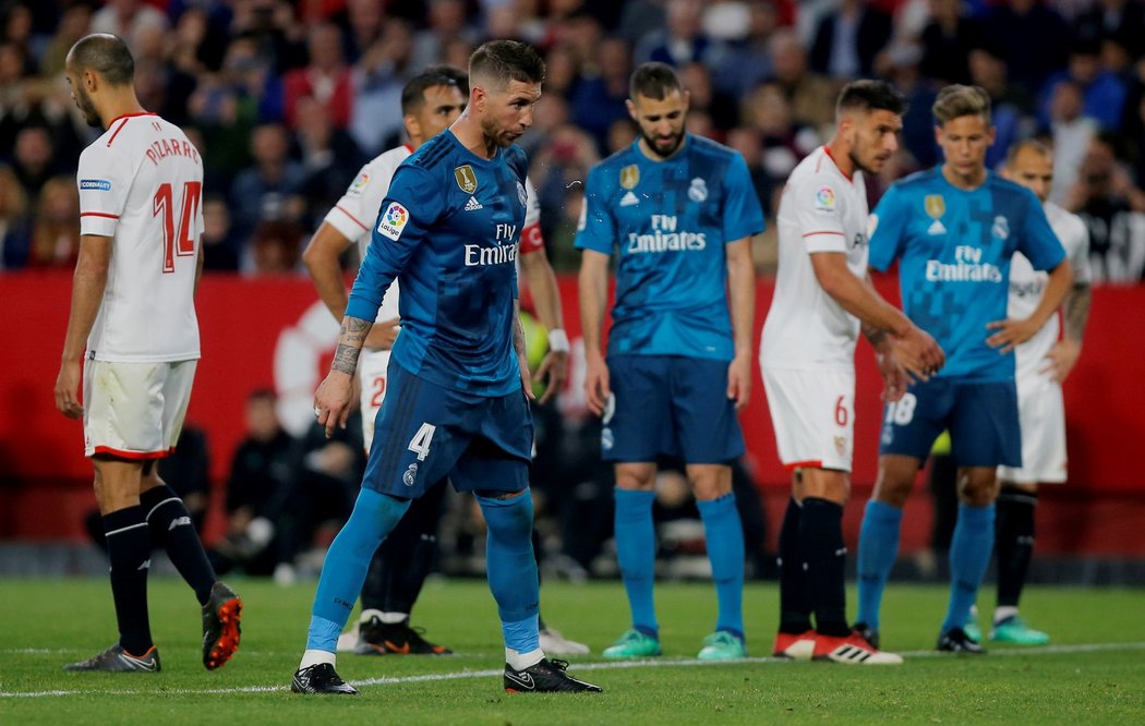 Sergio Ramos opouští trávník po utkání Realu se Sevillou, ve kterém si dal vlastní gól a neproměnil penaltu