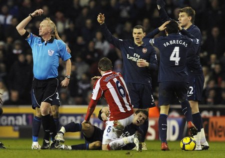 Ramsey utrpěl v utkání se Stoke velmi vážné zranění.