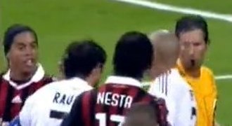 VIDEO: Naštvaný Ronaldinho praštil Raúla