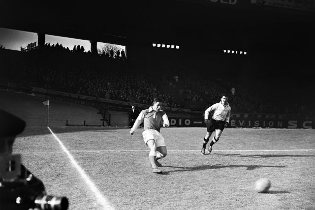 Francouzský fotbalista Raymond Kopa v akci v roce 1956 Francouzský fotbalista Raymond Kopa v akci v roce 1956