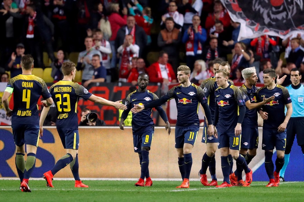 Hráči Lipska oslavují vlastní gól Jemersona