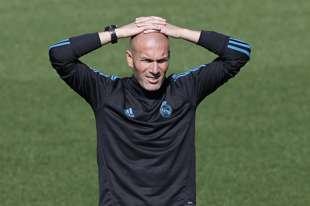 Kouč Zidane na tréninku Realu zřejmě dumá nad tím, jak postaví sestavu bez Benzemy a Asensia