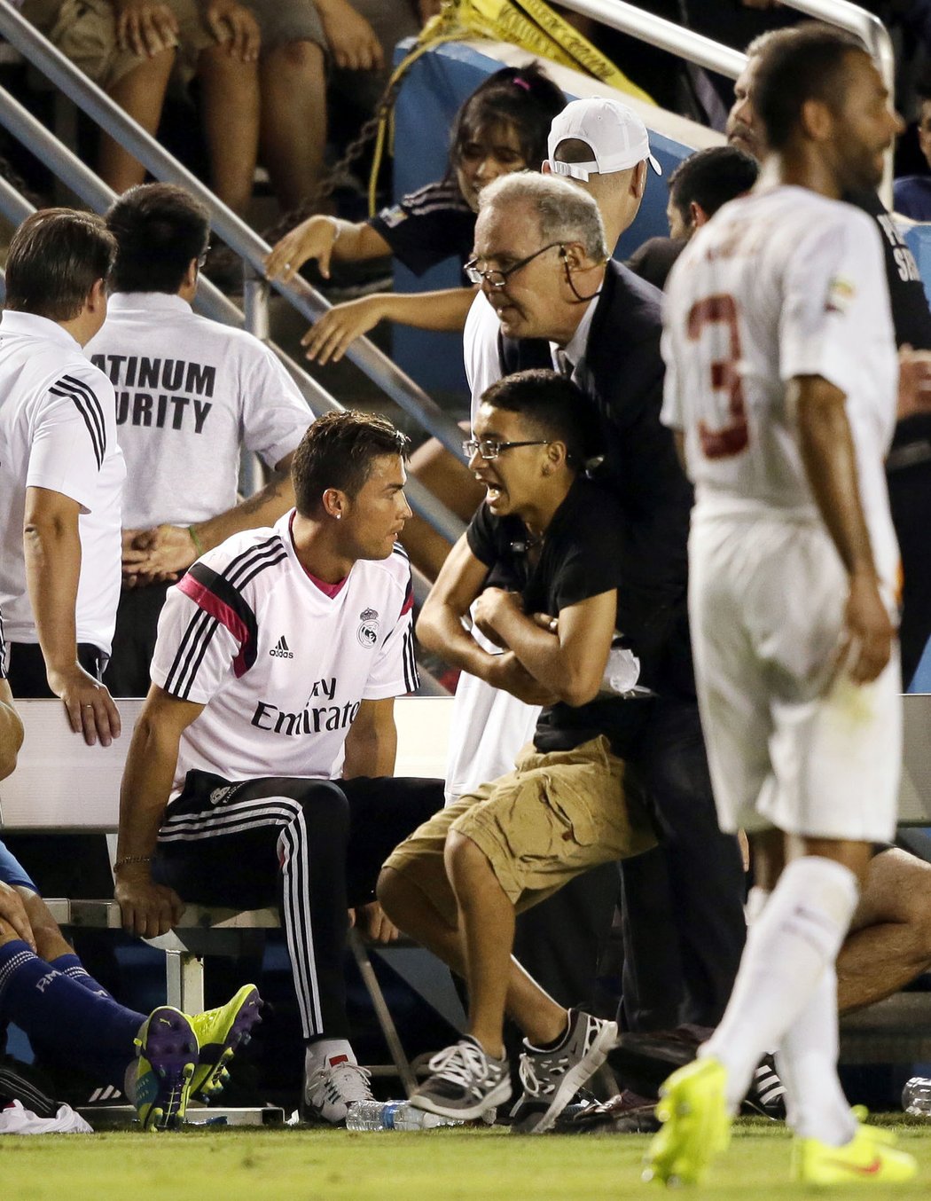 Mladý fanoušek se dostal blízko ke Cristianovi Ronaldovi, Portugalec ho ovšem ignoroval