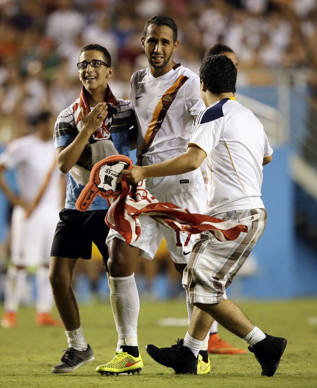 Na trávník vtrhli především fanoušci v dresech Realu Madrid, ušetření ovšem nebyli ani hráči AS Řím