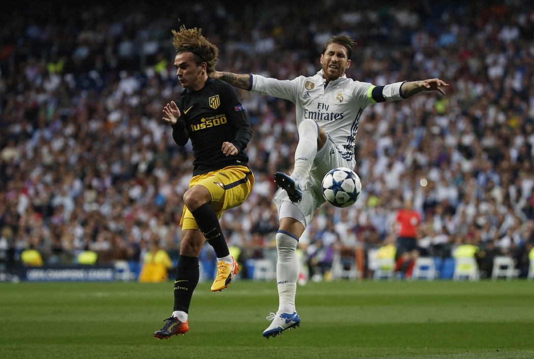 Kapitán Realu Madrid Sergio Ramos v souboji s Antoinem Griezmannem z Atlétika