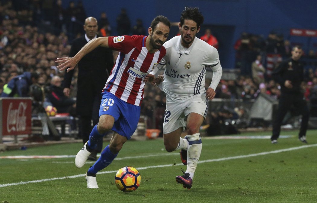 Juanfran z Atlétika v souboji s Iscem