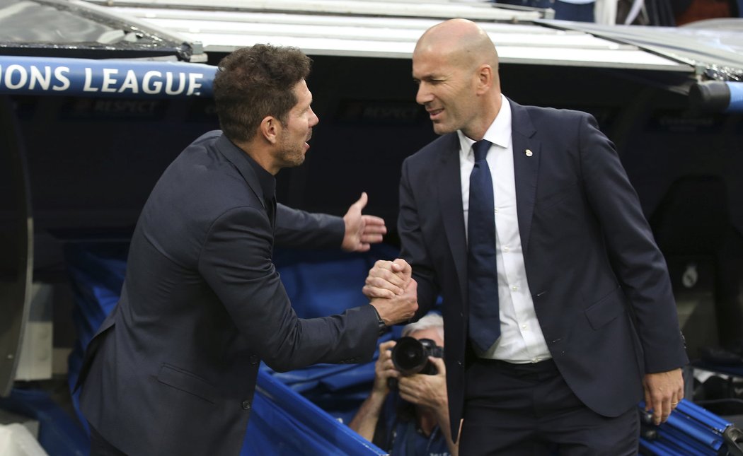 Zinedine Zidane a Diego Simeone před zápasem Realu Madrid s Atlétikem