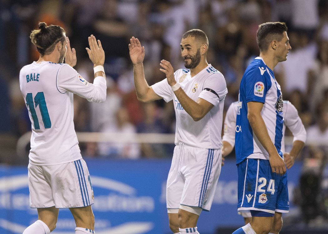 Karim Benzema a Gareth Bale se radují z gólu