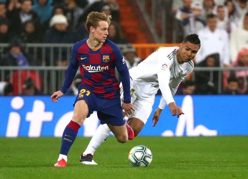 Frenkie de Jong v souboji s Casemirem