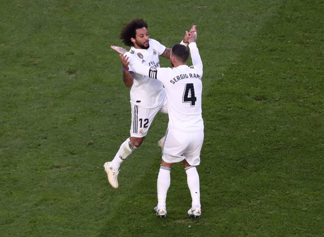 Marcelo slaví svůj gól do sítě Barcelony se spoluhráčem a kapitánem Sergio Ramosem