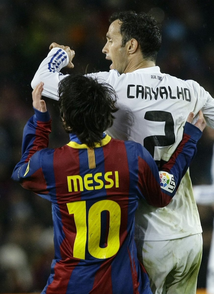 Messi schytal tvrdý úder od Carvalha
