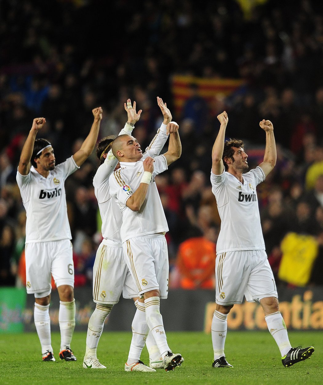 Fotbalisté Realu děkují svému kotli, který na Nou Camp dorazil