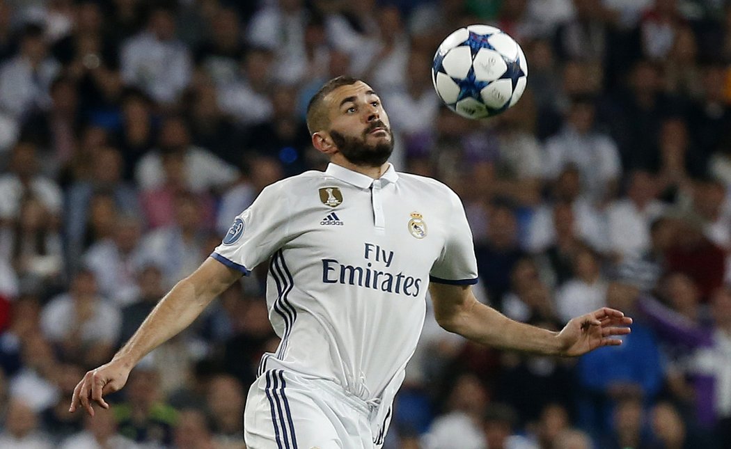 Karim Benzema z Realu Madrid zpracovává míč při semifinále Ligy mistrů proti Atlétiku