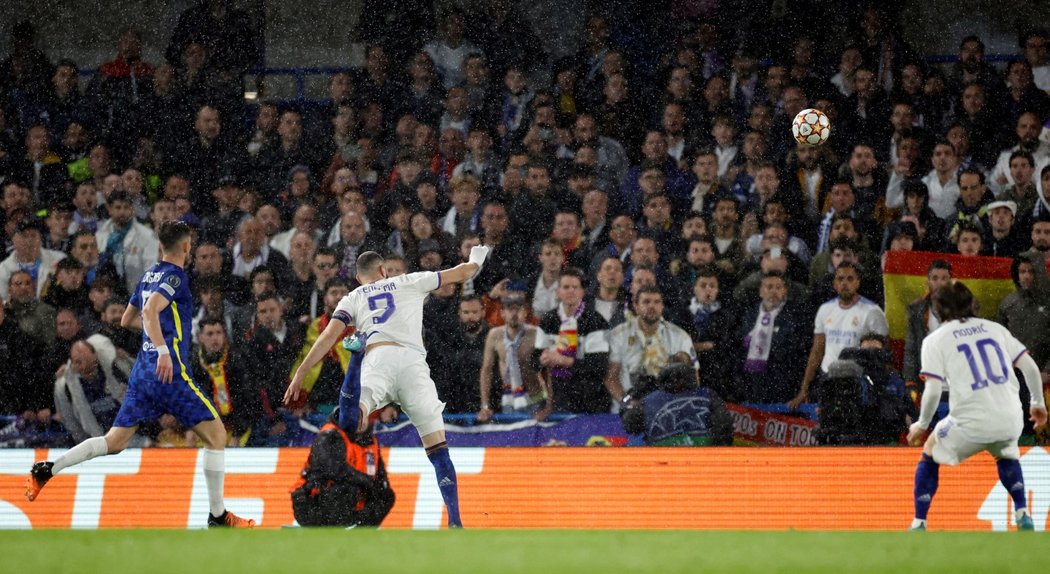 Gólová hlavička Karima Benzemy v utkání Realu Madrid na Chelsea