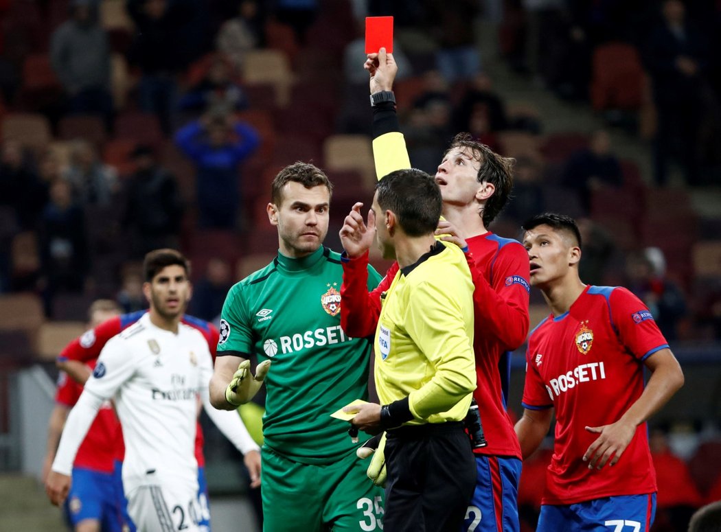 Brankář CSKA Moskva Igor Akinfeev viděl v závěru zápasu s Realem Madrid červenou kartu