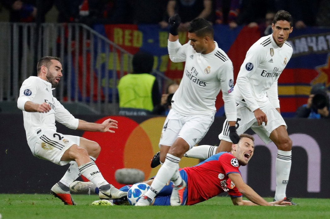 Trojice hráčů Realu Madrid zastavuje soupeře z CSKA Moskva