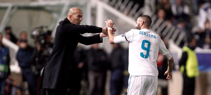 Benzema oslavuje s trenérem Zidanem