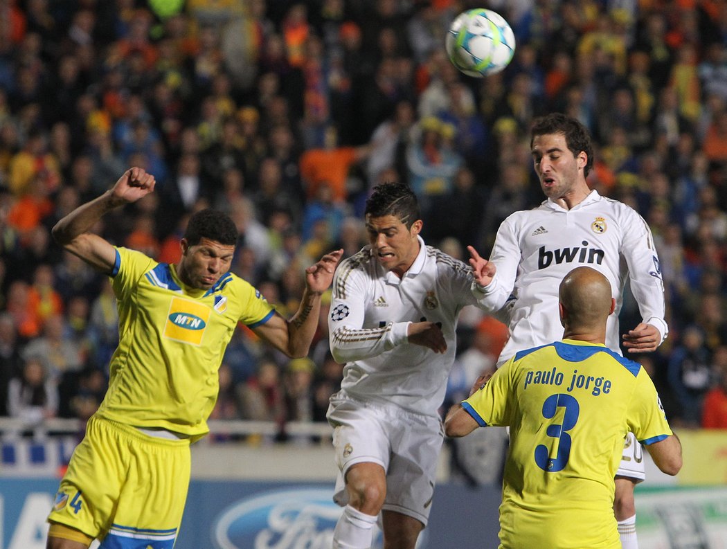 Cristiano Ronaldo a Higuaín vyskočili výš než obránci APOELU