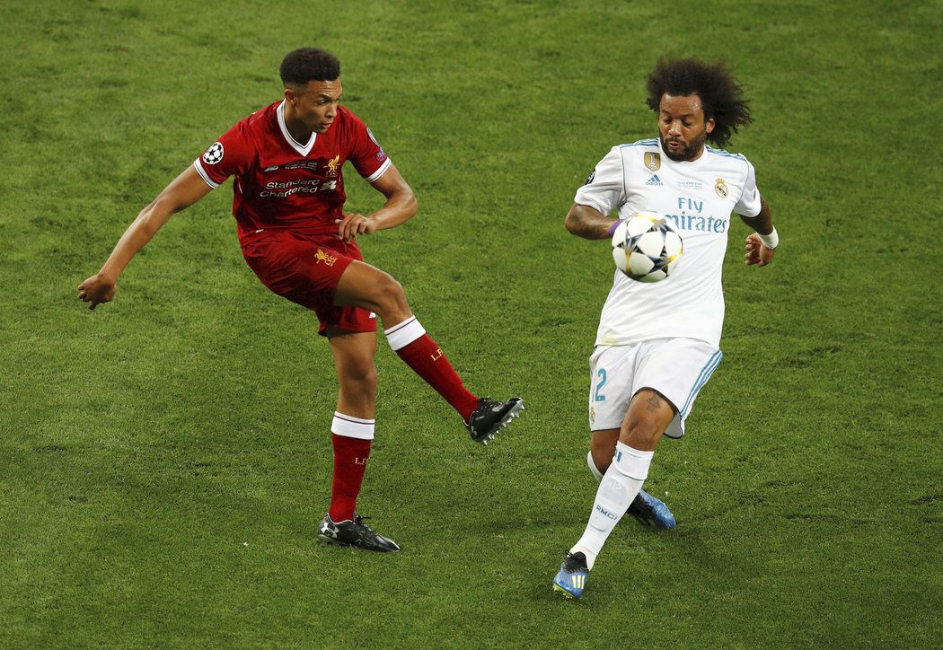 Liverpoolský Trent Alexander-Arnold v souboji s Marcelem z Realu