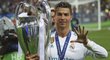 Cristiano Ronaldo s ušatou trofejí, kterou získal již po páté