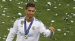 Hvězda Realu Cristiano Ronaldo se zlatou medailí pro vítěze Ligy mistrů