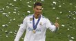 Hvězda Realu Cristiano Ronaldo se zlatou medailí pro vítěze Ligy mistrů