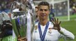 Cristiano Ronaldo s ušatou trofejí, kterou získal již po páté