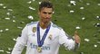 Hvězda Realu Cristiano Ronaldo se zlatou medailí pro vítěze Ligy mistrů