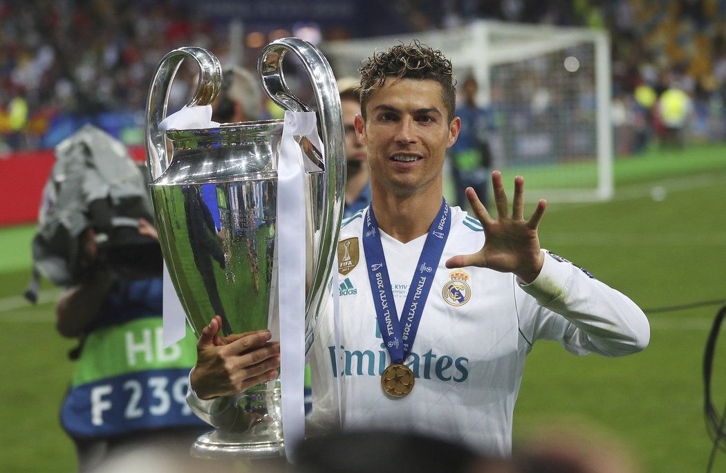 Cristiano Ronaldo s ušatou trofejí, kterou získal již po páté