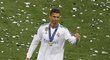 Hvězda Realu Cristiano Ronaldo se zlatou medailí pro vítěze Ligy mistrů