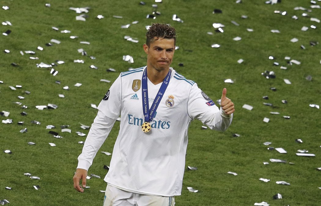 Hvězda Realu Cristiano Ronaldo se zlatou medailí pro vítěze Ligy mistrů