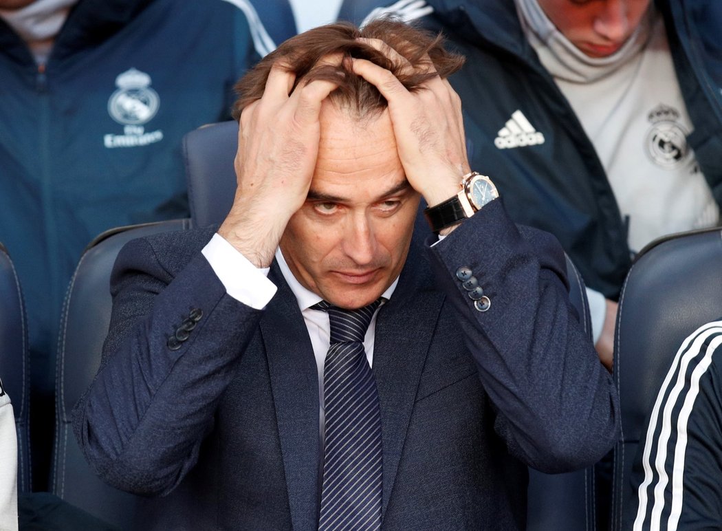 Trenér Realu Madrid Julen Lopetegui má ze špatných výsledků svého klubu těžkou hlavu
