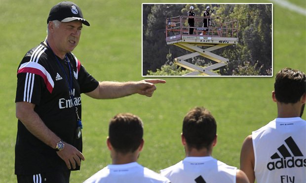 Trenér Carlo Ancelotti v přípravě Realu Madrid nic nepodceňuje. Tréninky svých svěřenců si dokonce nahrává z konstrukce jeřábu