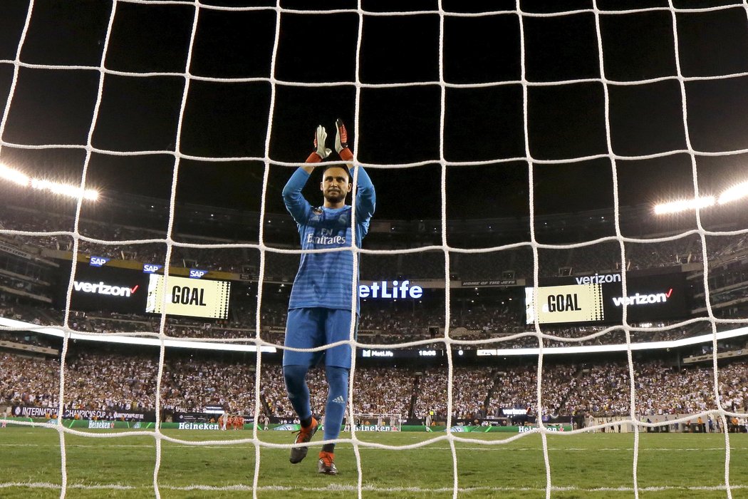 Brankář Realu Madrid Keylor Navas tleská kouzlům Garetha Balea.