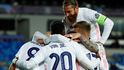 Radost fotbalistů Realu Madrid po gólu Karima Benzemy proti Atalantě v odvetě osmifinále Ligy mistrů