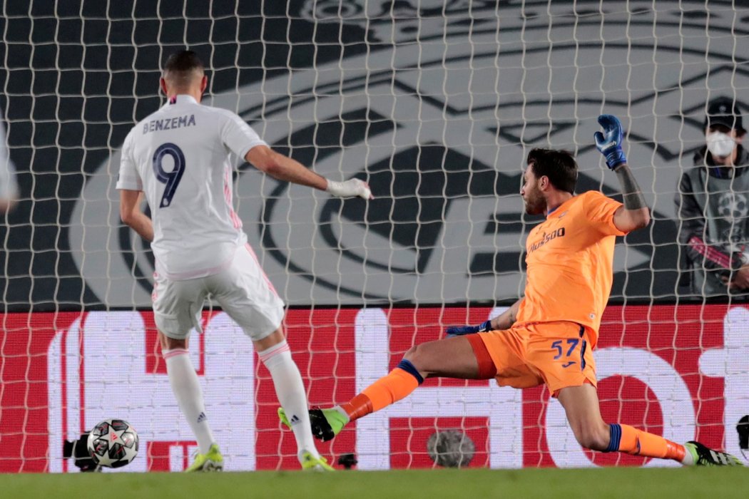 Karim Benzema dává gól v odvetě osmifinále Ligy mistrů proti Atalantě Bergamo a posílá Real do vedení 1:0