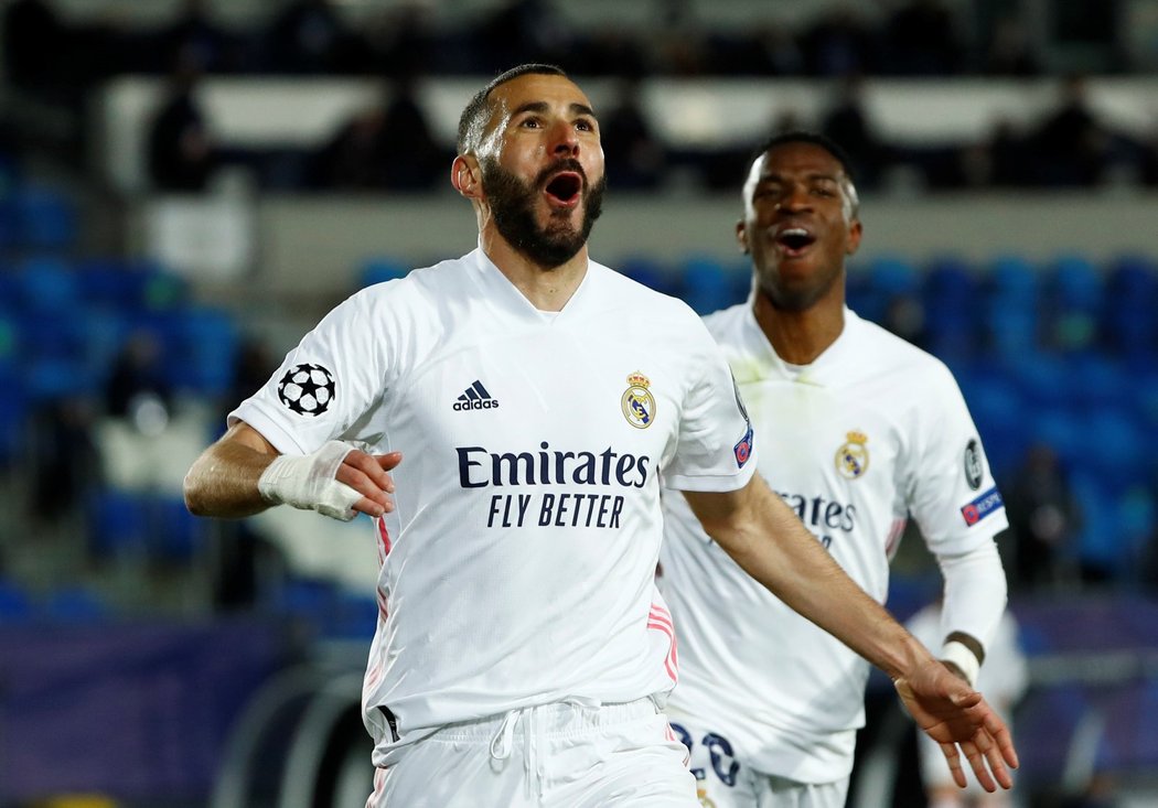 Karim Benzema oslavuje svůj gól do sítě Atalanty v odvetě osmifinále Ligy mistrů