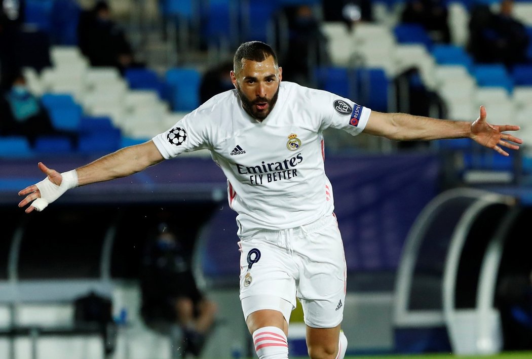 Karim Benzema oslavuje svůj gól do sítě Atalanty v odvetě osmifinále Ligy mistrů