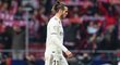 Velšský záložník Gareth Bale opouští trávník po utkání Realu Madrid